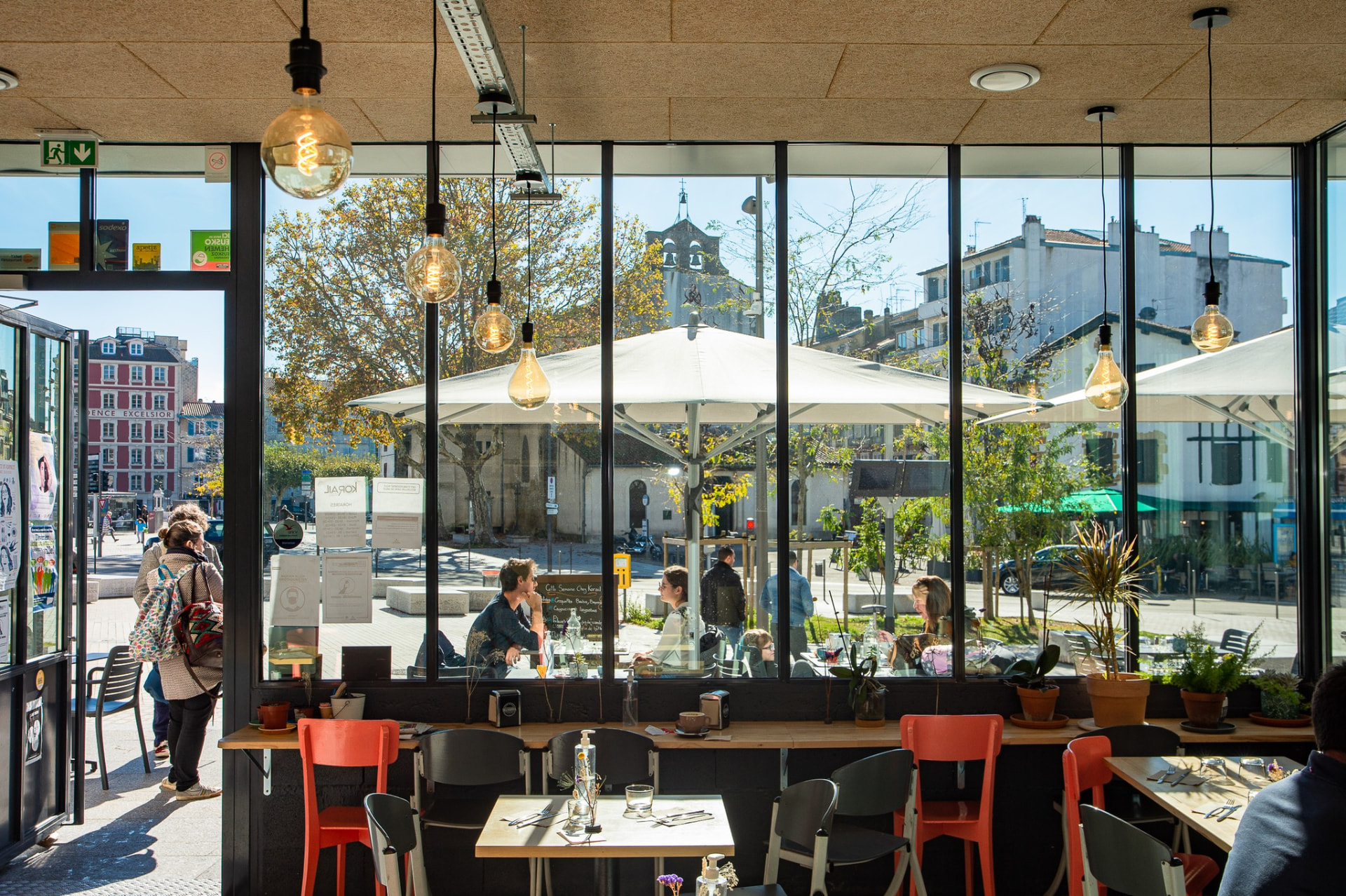 Vue sur la place Saint-Esprit depuis l'intérieur du café-restaurant Korail à Bayonne